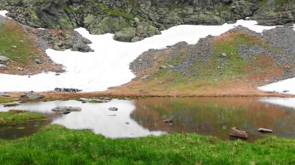 Fantastisk Glaciärsjö Fjället Våren — Stockvideo