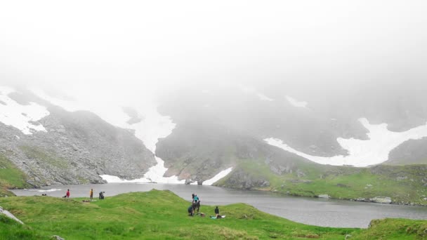 Grupo Excursionistas Cerca Lago Glaciar Día Nublado — Vídeos de Stock