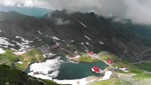 Incredibile Strada Montagna Cottage Una Giornata Nebbiosa — Video Stock