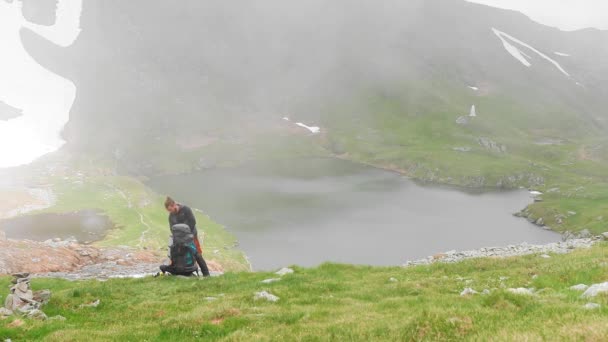 Caminhante Mochila Perto Lago Geleira Dia Nebuloso — Vídeo de Stock