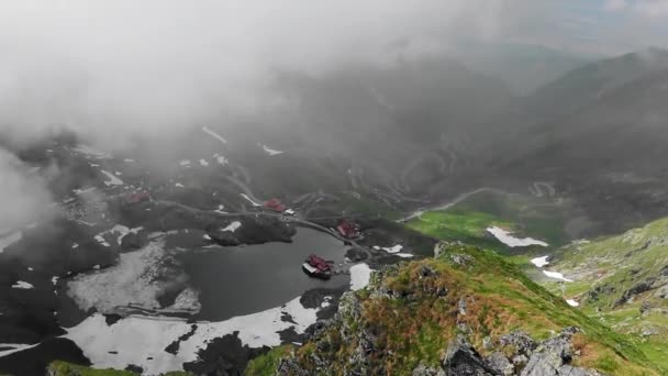 Erstaunliche Bergstraße Und Hütte Einem Nebligen Tag — Stockvideo