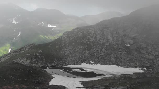 在雾蒙蒙的山中 令人惊奇的冰川湖 — 图库视频影像