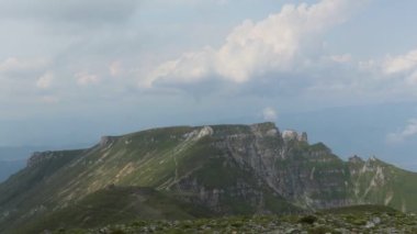 Yazın yüksek irtifadan inanılmaz dağ manzarası