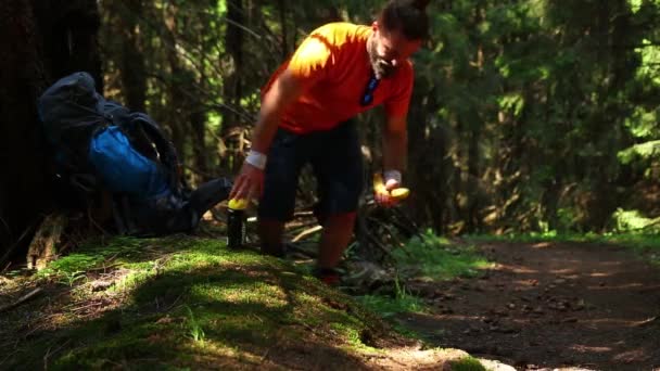 夏に森の中で休んで食べるロンリーハイカー — ストック動画