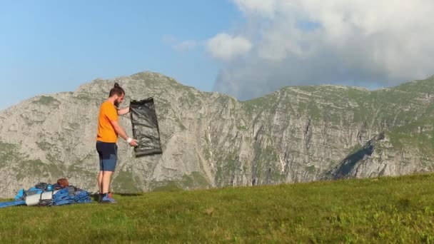 Excursionista Instala Una Carpa Azul Alta Montaña Durante Verano — Vídeos de Stock