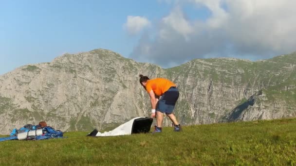 Vandrare Sätter Upp Ett Blått Tält Det Höga Berget Sommaren — Stockvideo