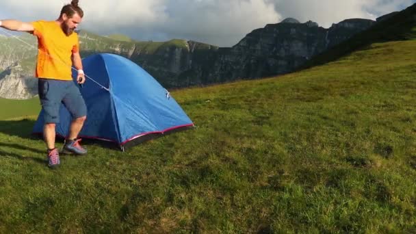 Caminhante Monta Uma Tenda Azul Alta Montanha Durante Verão — Vídeo de Stock