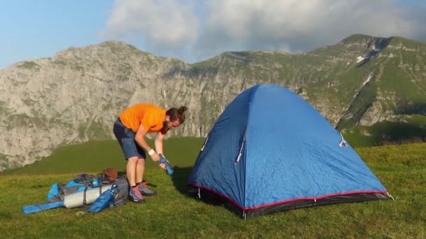 Randonneur Installe Une Tente Bleue Dans Haute Montagne Pendant Été — Video