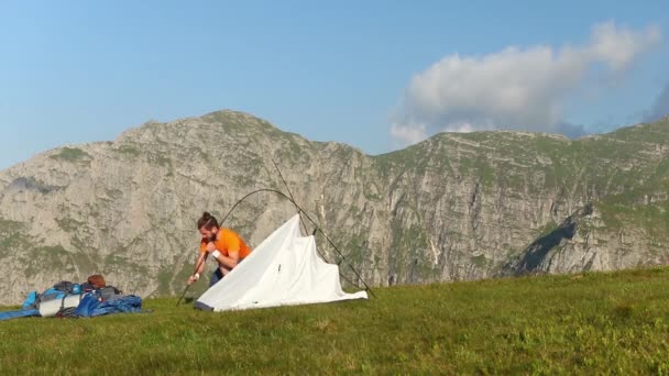 Caminhante Monta Uma Tenda Azul Alta Montanha Durante Verão — Vídeo de Stock