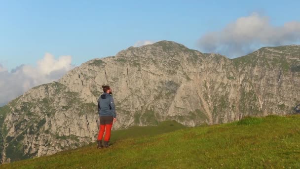 Solo Excursionista Con Una Mochila Caminando Montaña Rocosa Verano — Vídeos de Stock