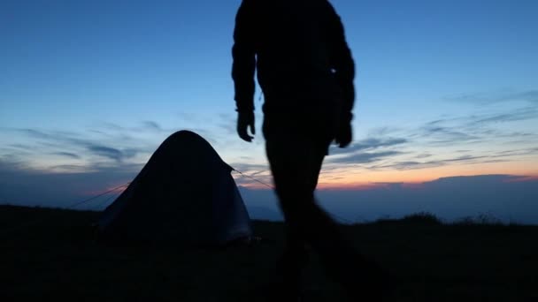 Een Wandelaar Gaat Nachts Zijn Tent Berg — Stockvideo