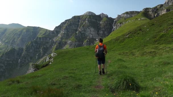 Caminhante Sozinho Com Uma Mochila Andando Montanha Rochosa Verão — Vídeo de Stock