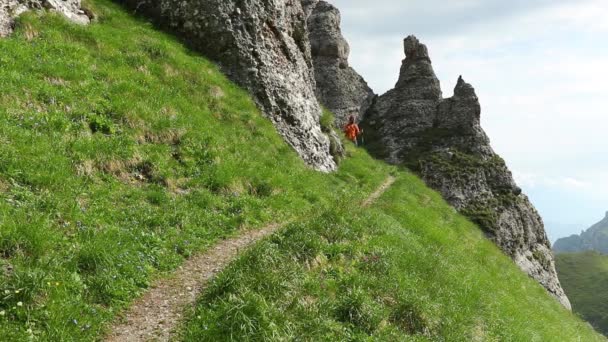 Solo Excursionista Con Una Mochila Caminando Montaña Rocosa Verano — Vídeos de Stock