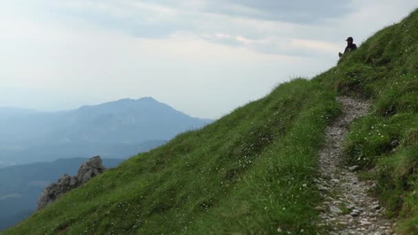 Lonely Hiker Walks Mountain Trail High Altitude Summer — Stock Video