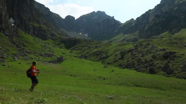 Escursionista Solitario Cammina Montagna Alta Quota Durante Estate — Video Stock