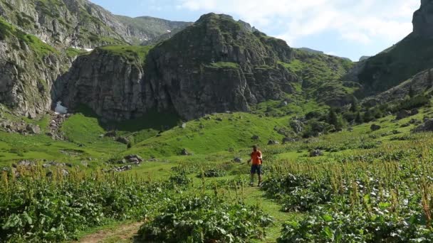 Самотній Пішохід Ходить Гірській Стежці Висоті Влітку — стокове відео