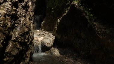 Yazın dağdaki kayalıklardan akan inanılmaz şelale.