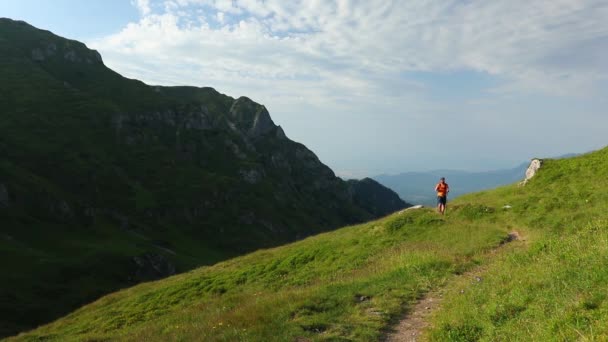 Excursionista Camina Por Sendero Montaña Hermoso Día Verano — Vídeos de Stock