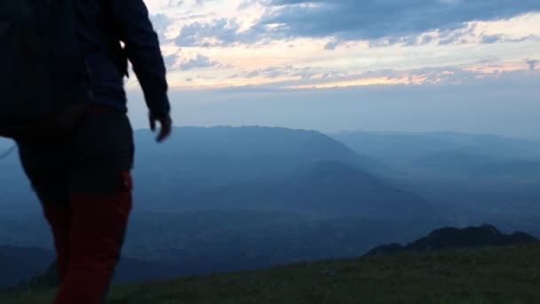 Uomo Siede Solo Ammira Tramonto Mozzafiato Dalla Montagna — Video Stock