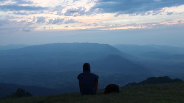 Homme Assoit Seul Admire Magnifique Coucher Soleil Montagne — Video