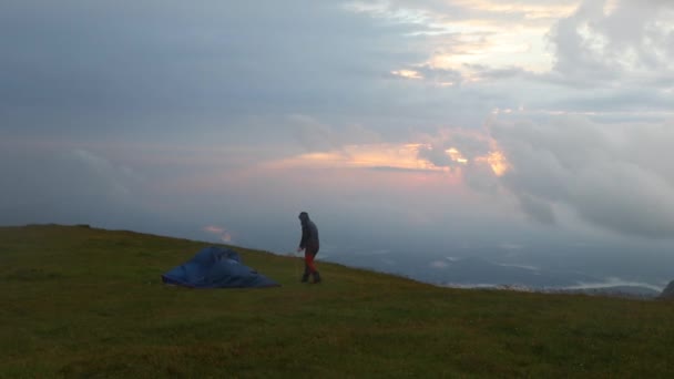 Bergwanderer Mit Zelt Bei Sonnenaufgang Sommer — Stockvideo
