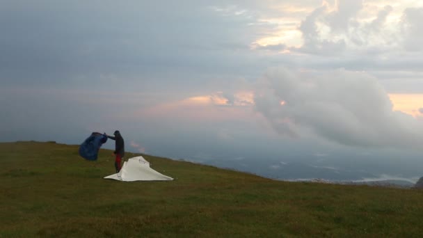 Escursionista Sulla Cima Della Montagna Con Una Tenda Durante Alba — Video Stock