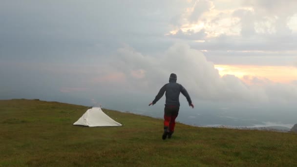 Турист Вершине Горы Палаткой Время Восхода Солнца Летом — стоковое видео