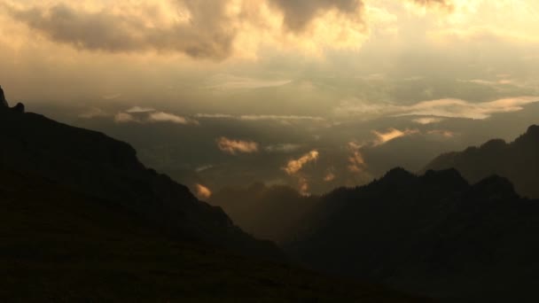 Increíble Salida Del Sol Montaña Con Nubes Pasando — Vídeos de Stock