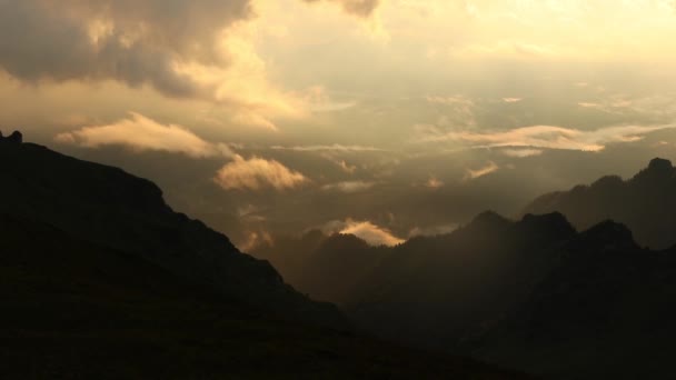 Καταπληκτική Ανατολή Του Βουνού Σύννεφα Που Περνούν — Αρχείο Βίντεο