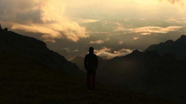 Caminante Solitario Admira Impresionante Amanecer Una Mañana Brumosa Desde Alta — Vídeos de Stock