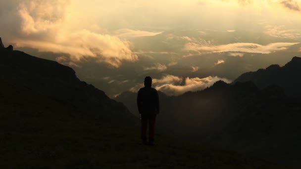 Magányos Túrázó Csodálja Lenyűgöző Napfelkeltét Egy Ködös Reggelen Magas Hegyről — Stock videók