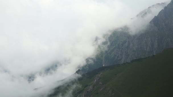 Bellissimo Paesaggio Roccioso Montagna Con Nuvole Che Passano Sopra Cime — Video Stock