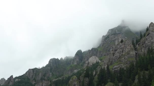 Hermoso Paisaje Rocoso Montaña Con Nubes Que Pasan Por Encima — Vídeos de Stock