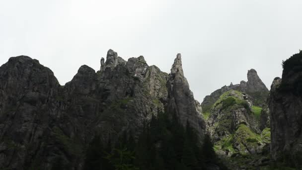 Bela Paisagem Montanhosa Rochosa Com Nuvens Passando Sobre Picos — Vídeo de Stock