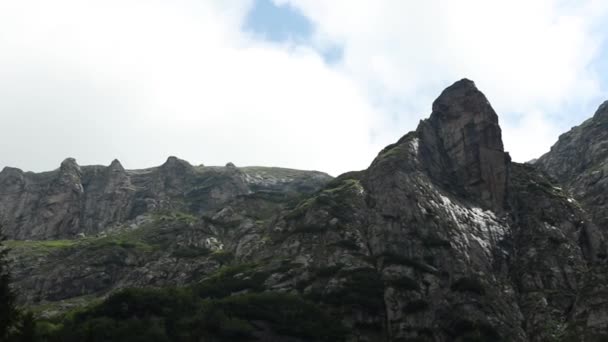 美丽的岩石山景 云彩掠过山峰 — 图库视频影像