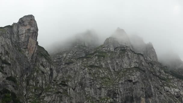 Hermoso Paisaje Rocoso Montaña Con Nubes Que Pasan Por Encima — Vídeos de Stock