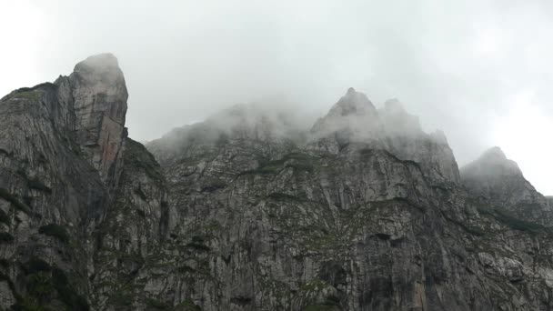 Schöne Felsige Berglandschaft Mit Wolken Die Über Die Gipfel Ziehen — Stockvideo