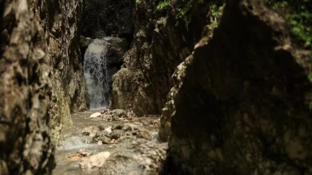 Verbazingwekkende Waterval Stroomt Door Rotsen Berg Zomer — Stockvideo