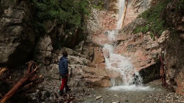 Caminhante Admira Uma Bela Cachoeira Montanha Durante Verão — Vídeo de Stock