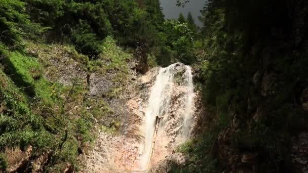 Increíble Cascada Que Fluye Través Las Piedras Montaña — Vídeos de Stock