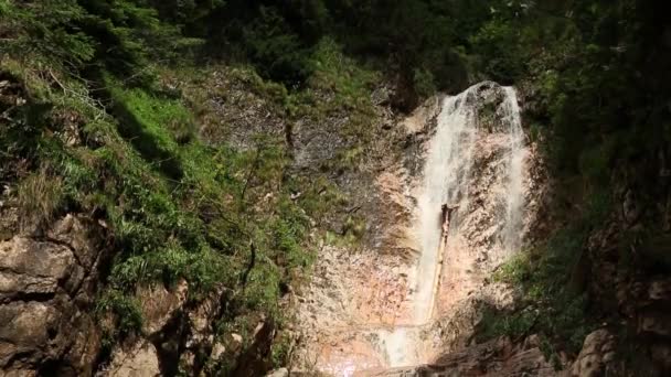 Incredibile Cascata Che Scorre Attraverso Pietre Della Montagna — Video Stock