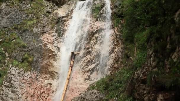 Cachoeira Incrível Fluindo Através Das Pedras Montanha — Vídeo de Stock