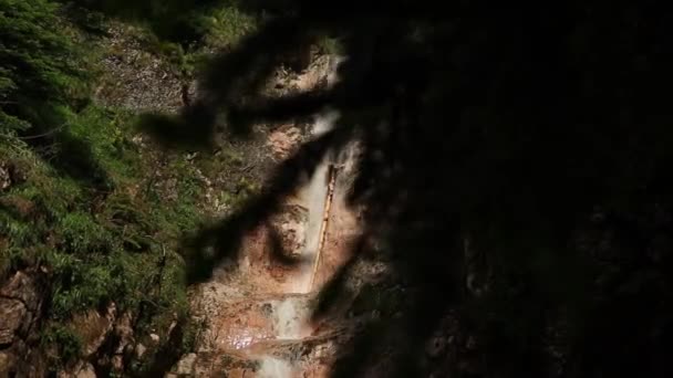 Incredibile Cascata Che Scorre Attraverso Pietre Della Montagna — Video Stock