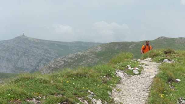 Excursionista Camina Por Sendero Montaña Hermoso Día Verano — Vídeos de Stock