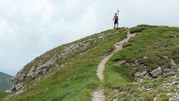 Escursionista Cammina Sul Sentiero Montagna Una Bella Giornata Estate — Video Stock