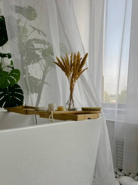 Aksesuarlarla banyo içi görüntüsü
