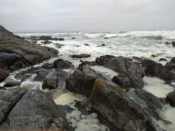 Golven Die Zee Raken Een Bewolkte Dag — Stockfoto