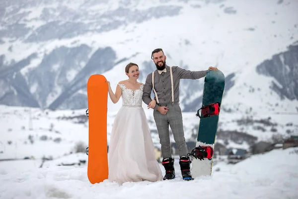Una Novia Vestido Novio Puesto Traje Con Sus Tablas Snowboard Imagen de archivo