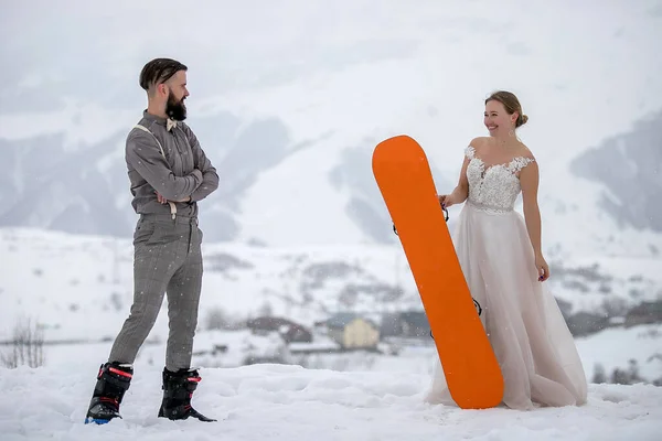 Novia Vestido Boda Con Snowboard Novio Traje Estilo Con Barba Imagen de stock