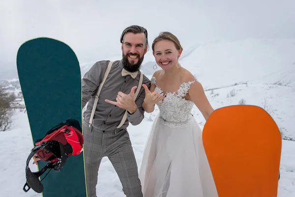 Portrait Bride Groom Winter Snowboards Ski Resort Stok Foto Bebas Royalti